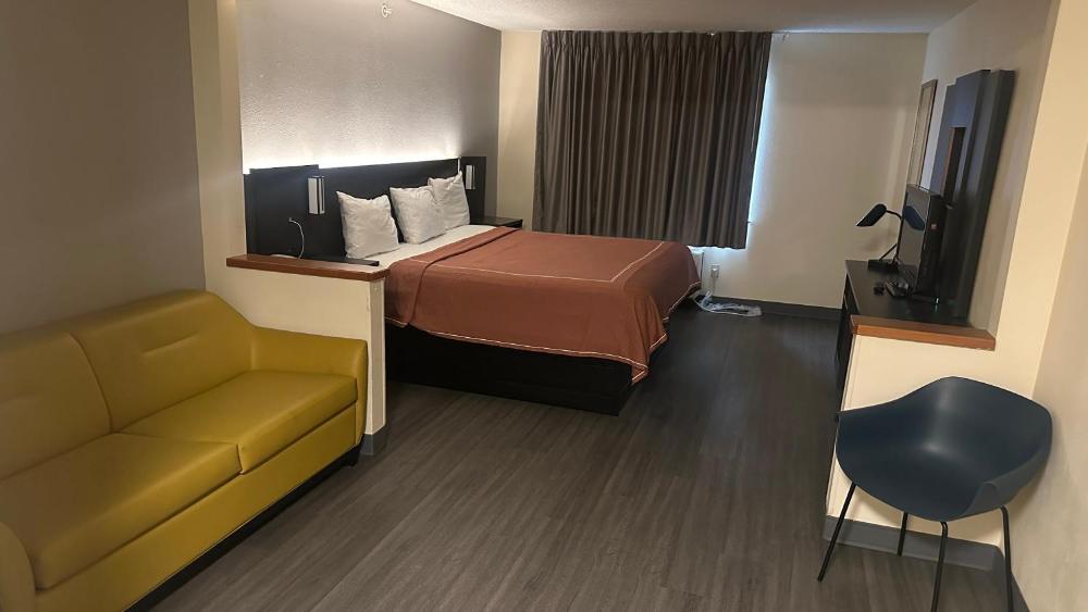 King Room - Non-Smoking interior